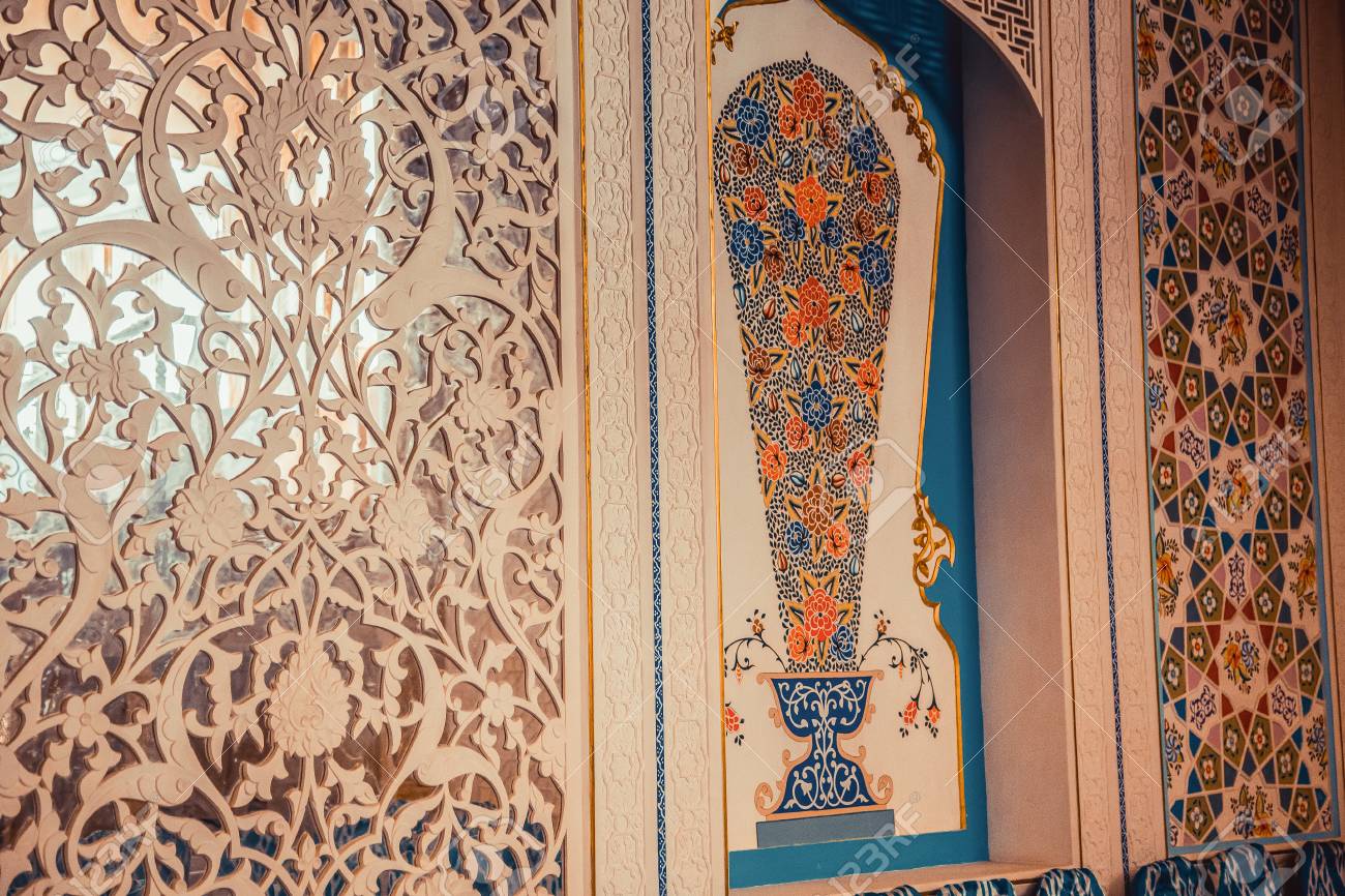 ウズベキスタン、ブハラ市の伝統的なウズベク語 Coulm と壁飾りの写真  