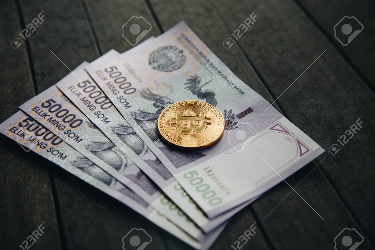 우즈베크 어 은행권 및 및 목조 배경에 Bitcoin입니다. 통화. 우즈벡 머니. 50,000 개의 우즈벡 인 500,000 로열티  무료 사진, 그림, 이미지 그리고 스톡포토그래피. Image 87651444