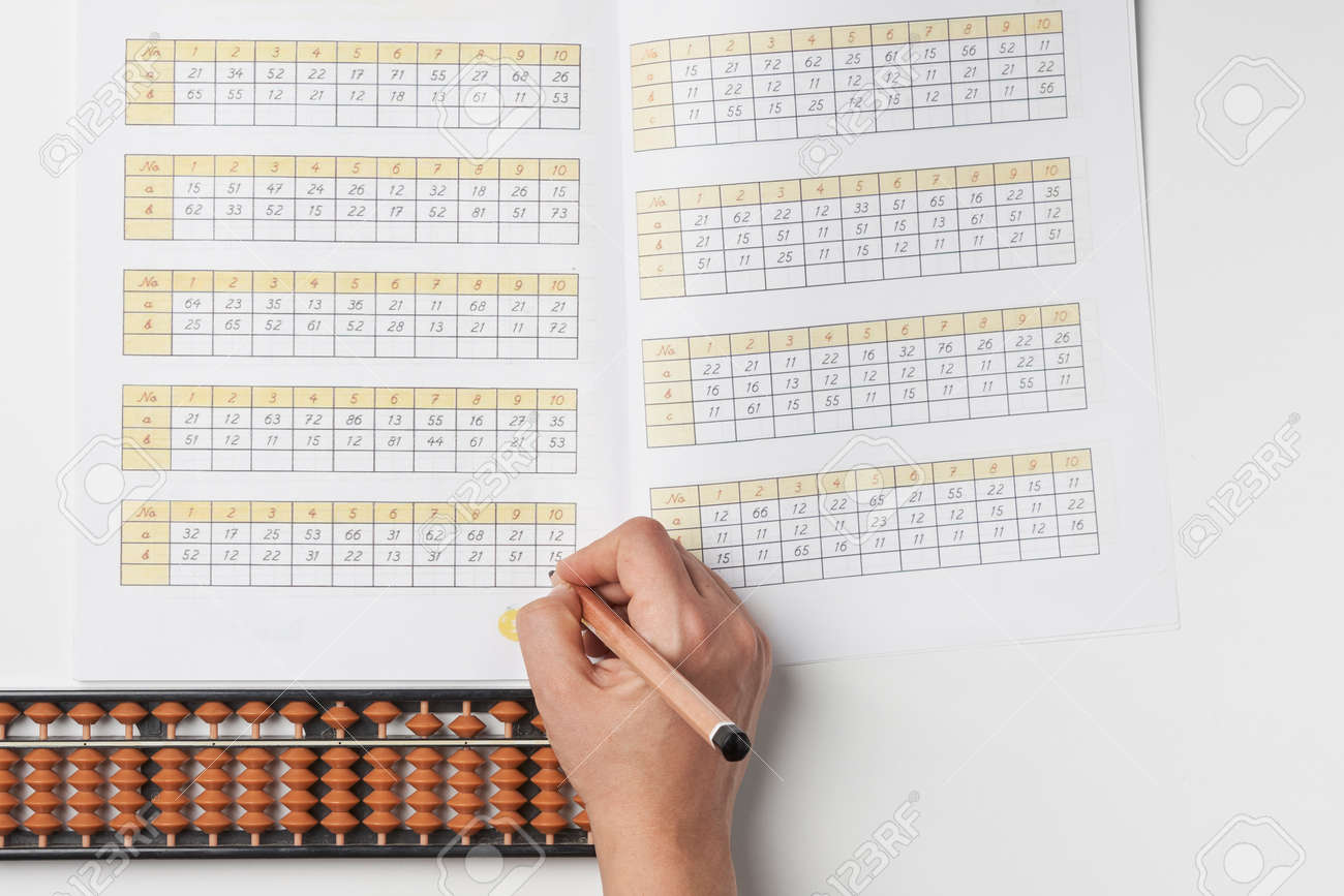 정신 수학 과정에서 주판 사용 학습을 계산하기 위해 주판을 사용하는 사람의 암산 또는 암산 손을 수행합니다. 로열티 무료 사진, 그림,  이미지 그리고 스톡포토그래피. Image 179341590