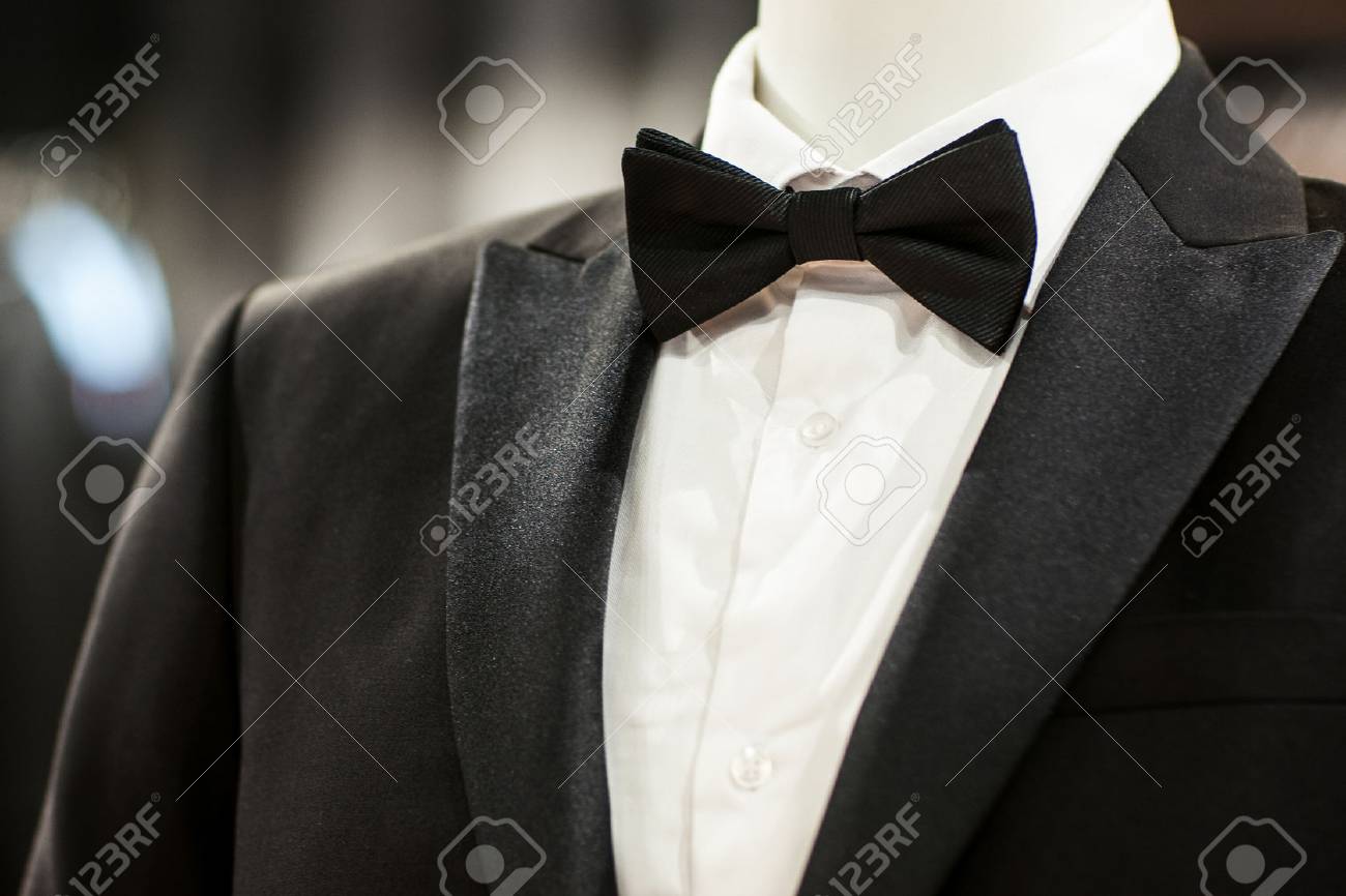 結婚式の黒のタキシードと蝶ネクタイ認識できない人に の写真素材 画像素材 Image