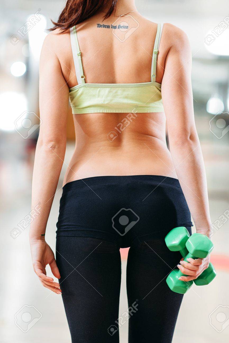 ジムでダンベルをグリーンのスリムな女の子です ドイツの Das セーヌ川で彼女の背中タトゥー 背面からの写真 の写真素材 画像素材 Image
