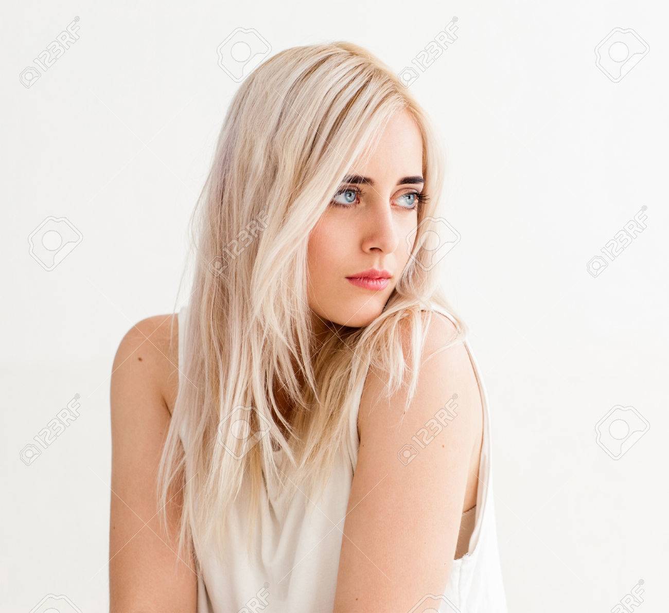 白い背景の上の裸の化粧と女性 ブロンドの穏やかな女の子は 白で隔離 ファッション光スタジオで美しい少女の肖像画 の写真素材 画像素材 Image