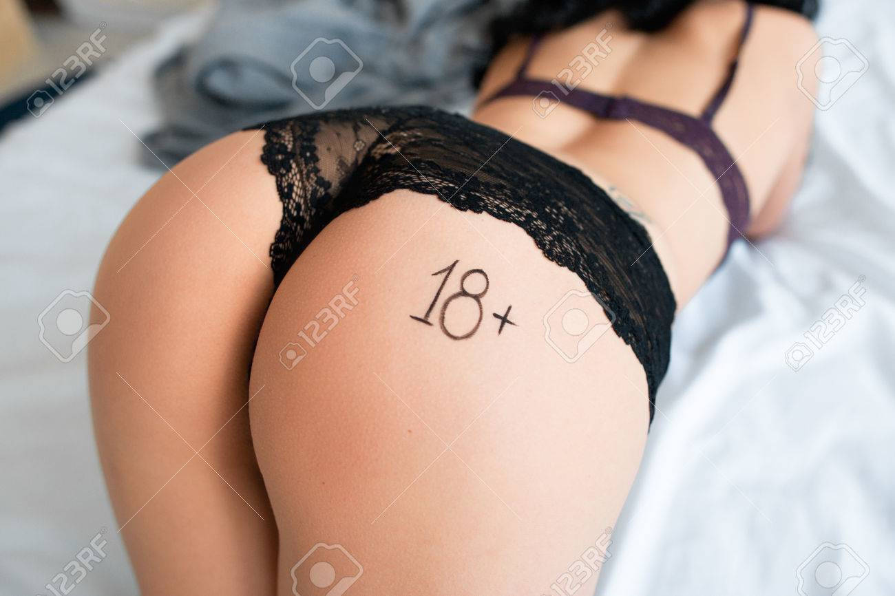 엉덩이에 라벨 18plus 침대에서 여자를 굽힘. 에 쓰여진 텍스트와 검은 레이스 란제리에 완벽한 여성의 엉덩이의 닫습니다. 로열티  무료 사진, 그림, 이미지 그리고 스톡포토그래피. Image 60028810