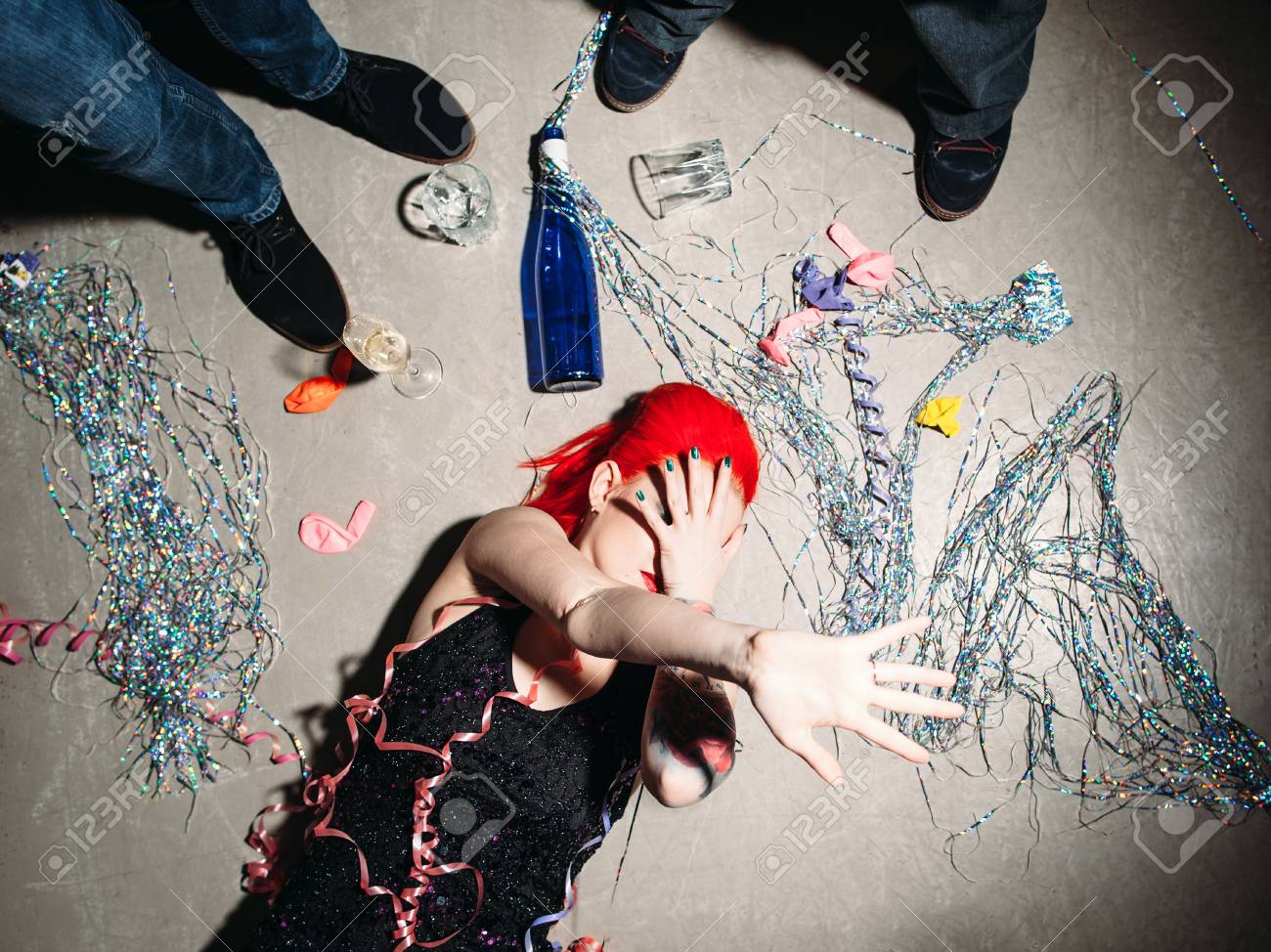 薬物中毒の裸の少女 