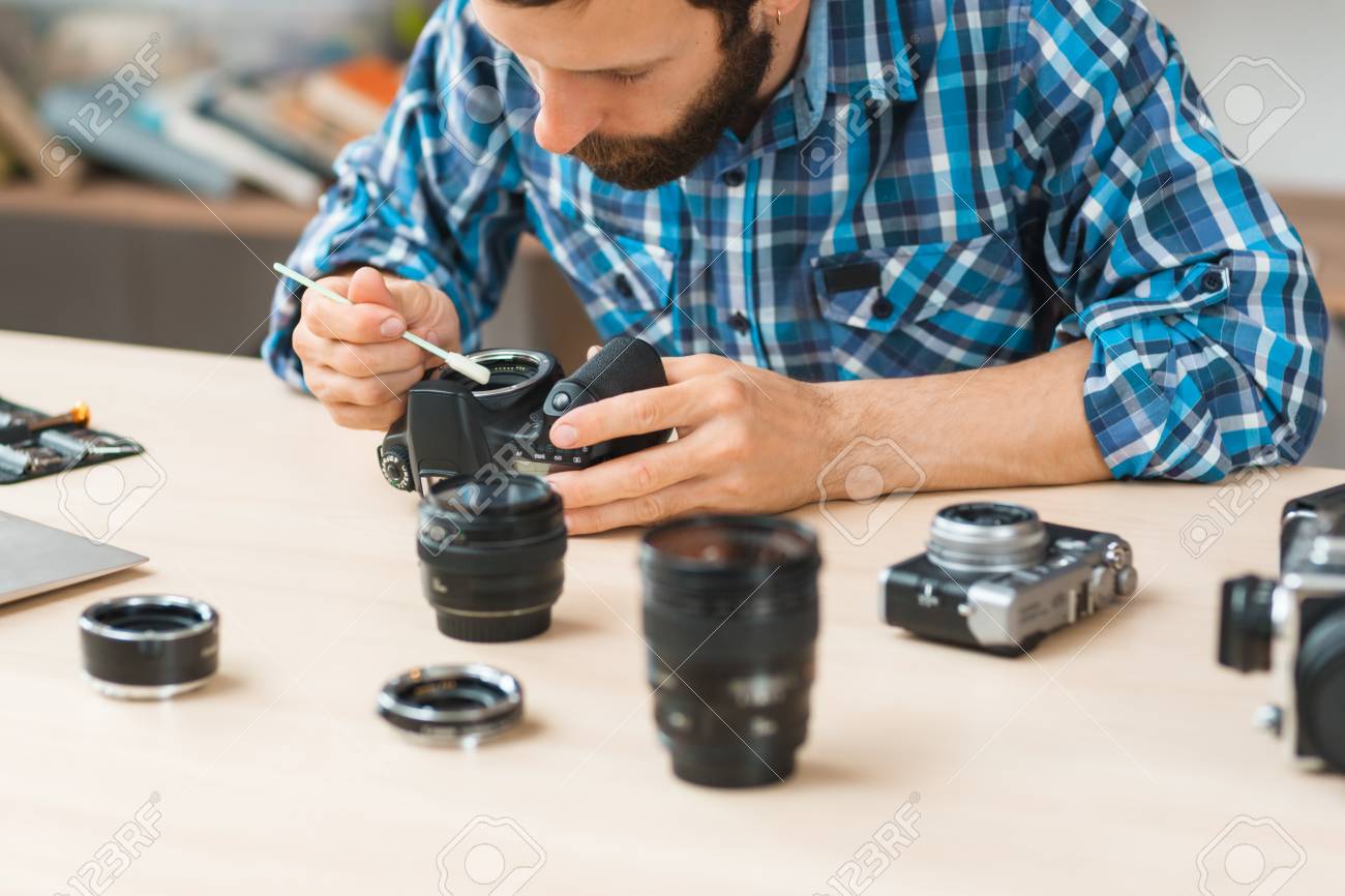 ワーク ショップでの写真のカメラのメンテナンス 写真洗浄 Photocamera 光センサー 専門の医療機器 技術 趣味概念を撮影 の写真素材 画像素材 Image