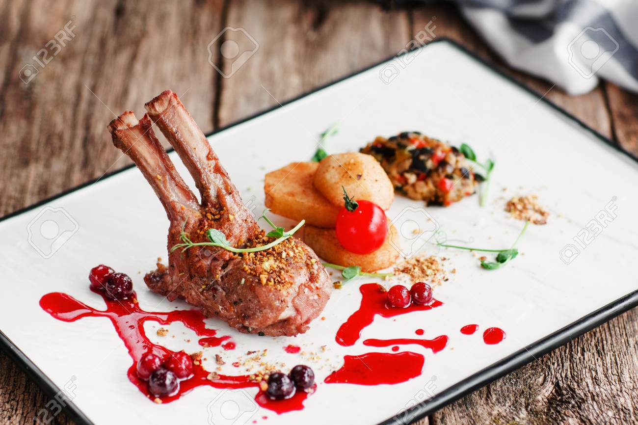 ジャガイモと野菜のサラダ焼きスペアリブの 肉入りの高価な食事のレストラン シェフのレシピ 贅沢なライフ スタイル グルメ食品のコンセプト の写真素材 画像素材 Image