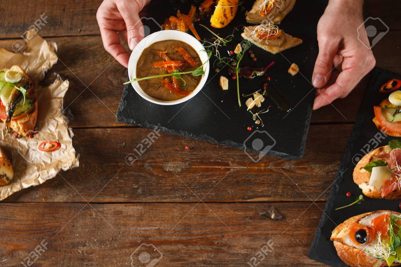 Divers Canapes Sur Fond De Bois Brun Servant Au Restaurant Les