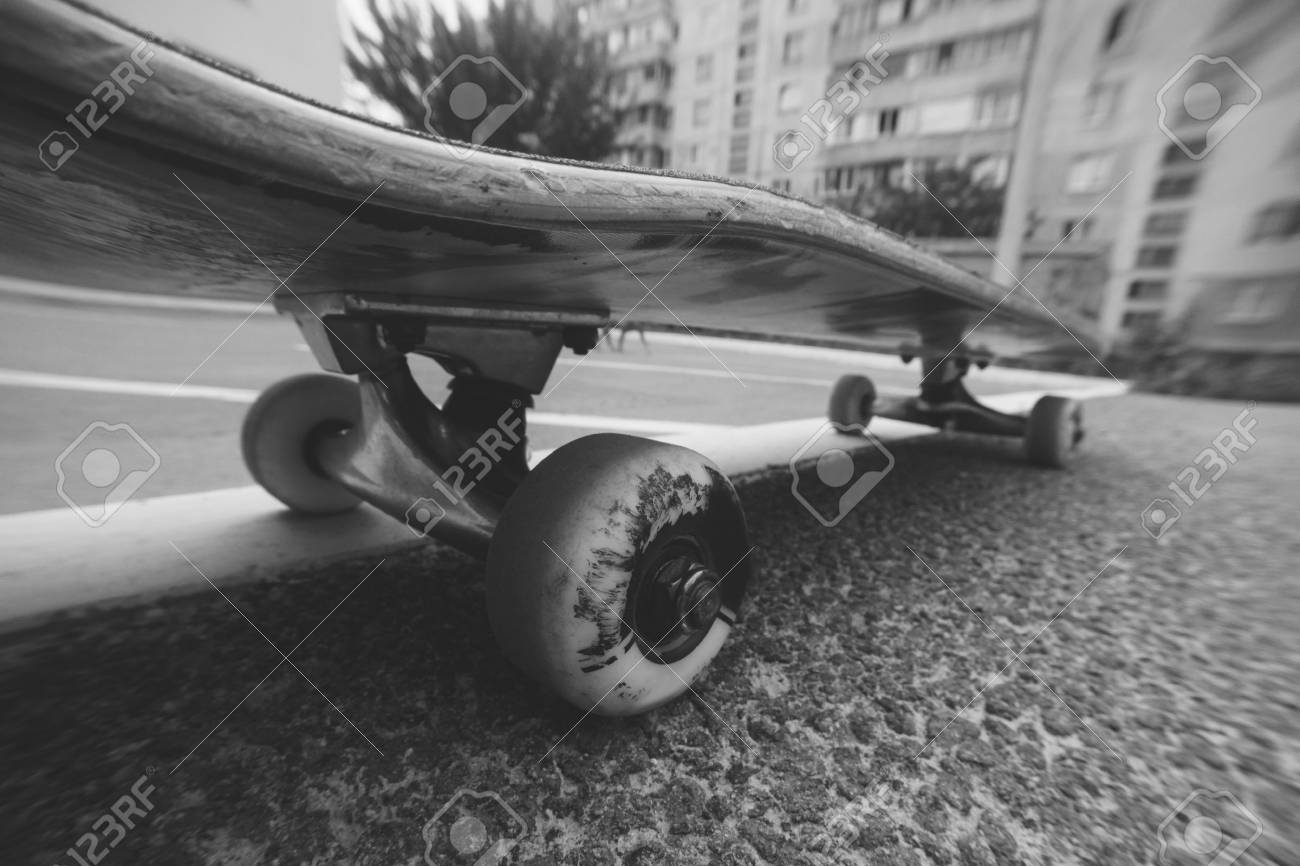 Nahaufnahme Von Skateboard Auf Der Stadtstrasse Extremsport Herausforderung Und Skateboarder Training Urbaner Lifestyle Schwarz Weiss Bild Lizenzfreie Fotos Bilder Und Stock Fotografie Image 85763115