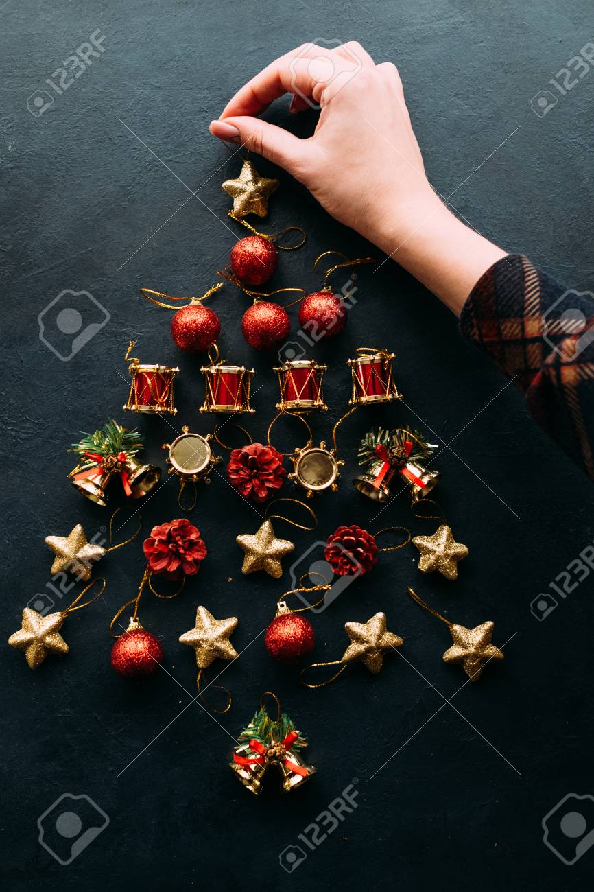 おもちゃ詰め合わせツリー クリエイティブ クリスマス暗い背景に 正月 クリスマス その他の冬の行事のため手作りの装飾 の写真素材 画像素材 Image
