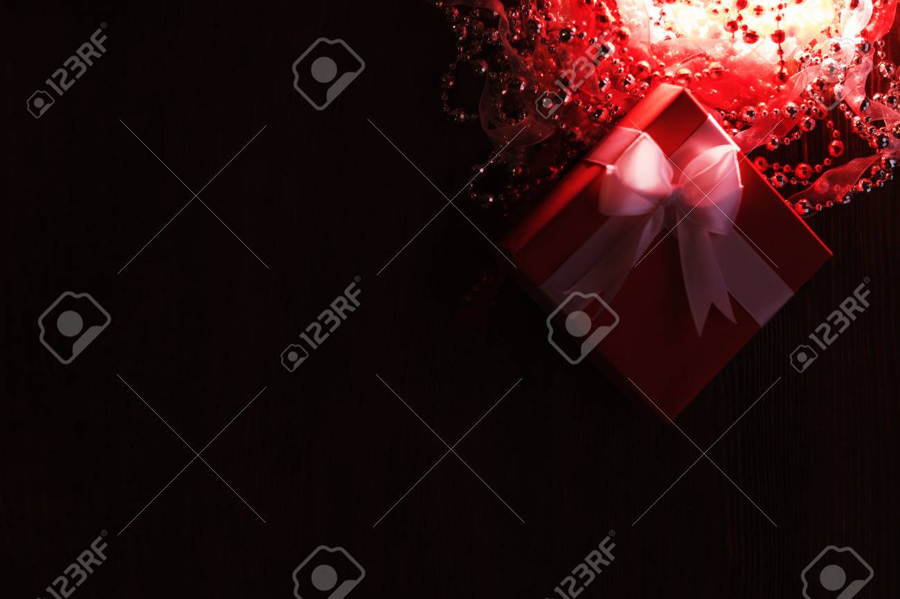 装飾された背景にミステリーボックス 驚きと秘密のプレゼントコンセプト の写真素材 画像素材 Image