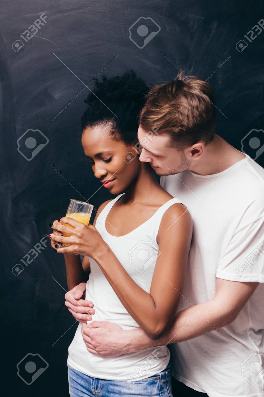 Interracial Jeune Couple Femme Noire Et Homme Blanc Ensemble Tendresse Calin Et Soin En Attente De Bebe Grossesse Concept De Parentalite Heureuse Banque D Images Et Photos Libres De Droits Image