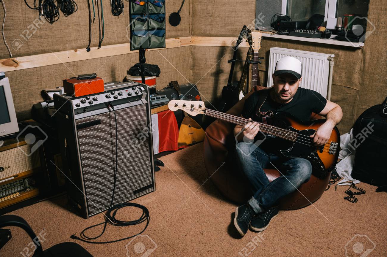 古いガレージ音楽スタジオのギタリスト 乱雑な地下計測器は 記録プロセスのアルバム の写真素材 画像素材 Image