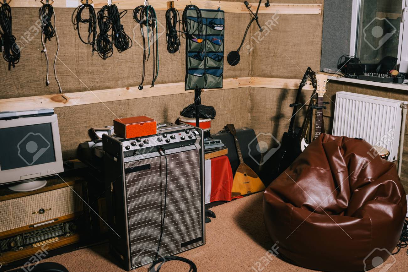 楽器と昔ながらのレコーディングスタジオ ガレージのヒップスターのための趣味 アルバム作成プロセス 音楽コンセプト の写真素材 画像素材 Image