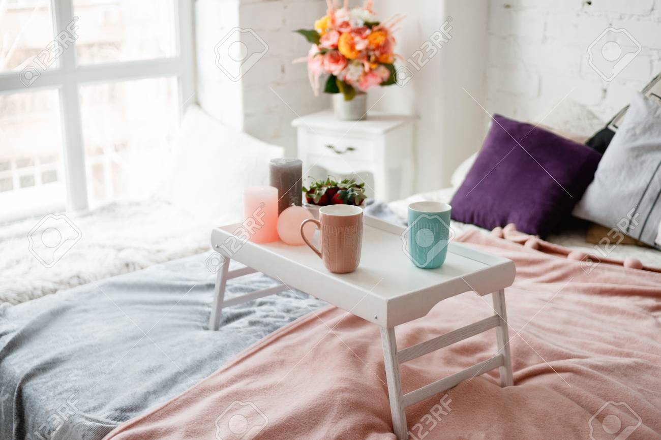 Camera Da Letto Moderna In Colori Pastello Il Caffè E Le Fragole Sul Piccolo Tavolo Hanno Decorato Le Candele Deliziosa Colazione A Letto Concetto