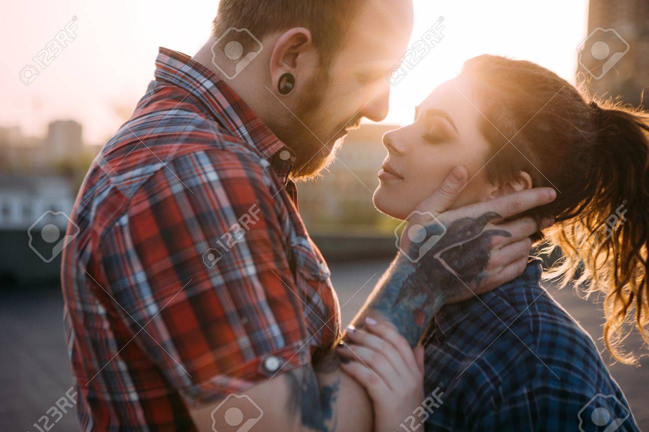 Toque Suave Pareja Hipster. Fondo Urbano Tiernas Relaciones Juveniles, Jóvenes, Juntos, Primer Plano, Atmosférico, Luz De Fondo, Con, Foco, En, Primer Plano, Amor, Concepto Fotos, Retratos, Imágenes Y Fotografía De Archivo Libres Toque Suave Pareja Hipster. Fondo Urbano Tiernas Relaciones Juveniles, Jóvenes, Juntos, Primer Plano, Atmosférico, Luz De Fondo, Con, Foco, En, Primer Plano, Amor, Concepto Fotos, Retratos, Imágenes Y Fotografía De Archivo Libres