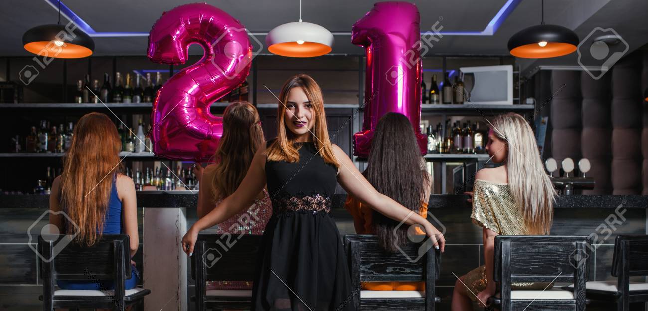 女性 21 歳の誕生日の夜のクラブでパーティーします バー 認識できない友達で若い女性の会社です 美しいモデル 一緒にお祝い 美しさの概念 の写真素材 画像素材 Image 女性 21 歳の誕生日の夜のクラブでパーティーします バー 認識できない友達で若い女性の会社です 美しいモデル 一緒にお祝い 美しさの概念 の写真素材 画像素材 Image