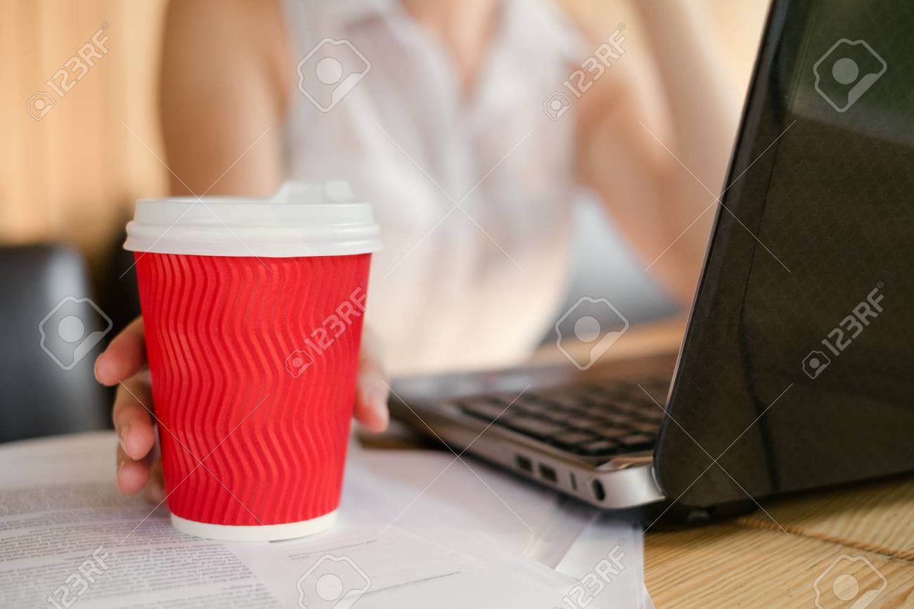 コーヒーブレイクフリーランサーワークレストコンセプト リラックスする時間 遠い仕事の機会 の写真素材 画像素材 Image