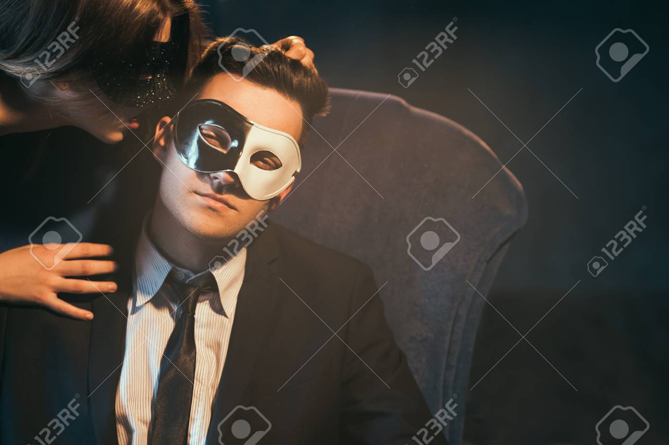 Mulher Sexualmente Dominando O Homem De Negocios Jogos De Sexo Como Um Meio De Relaxamento E Descontrair Conceito De Prazer Secreto Fotos Retratos Imagenes Y Fotografia De Archivo Libres De Derecho Image