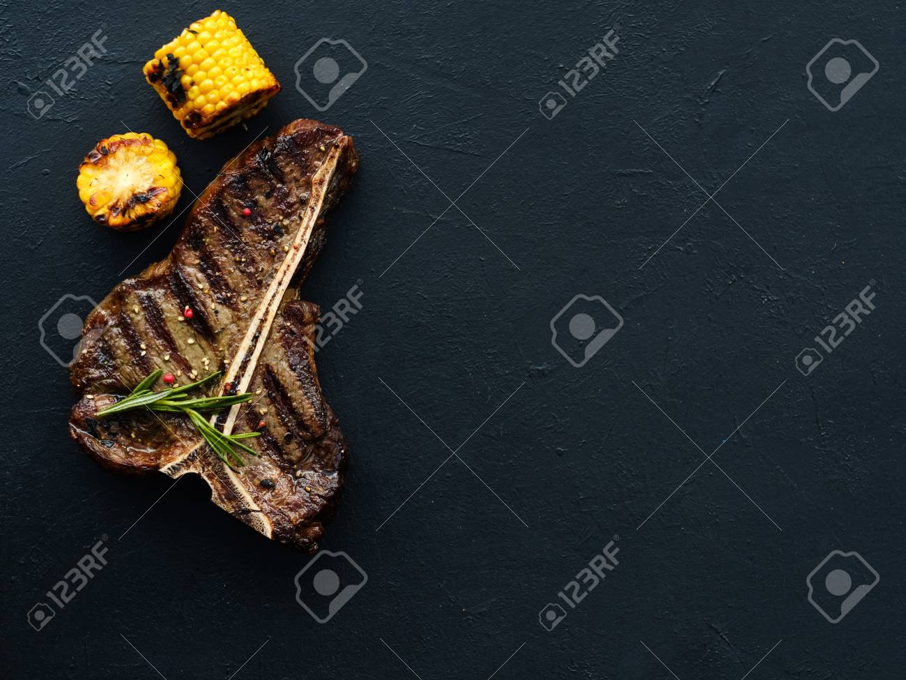 暗い背景にアメリカのポークチョップステーキ バーベキューと味付けされたおいしいおいしい肉料理 の写真素材 画像素材 Image 暗い背景にアメリカのポークチョップステーキ バーベキューと味付けされたおいしいおいしい肉料理 の写真素材 画像素材 Image