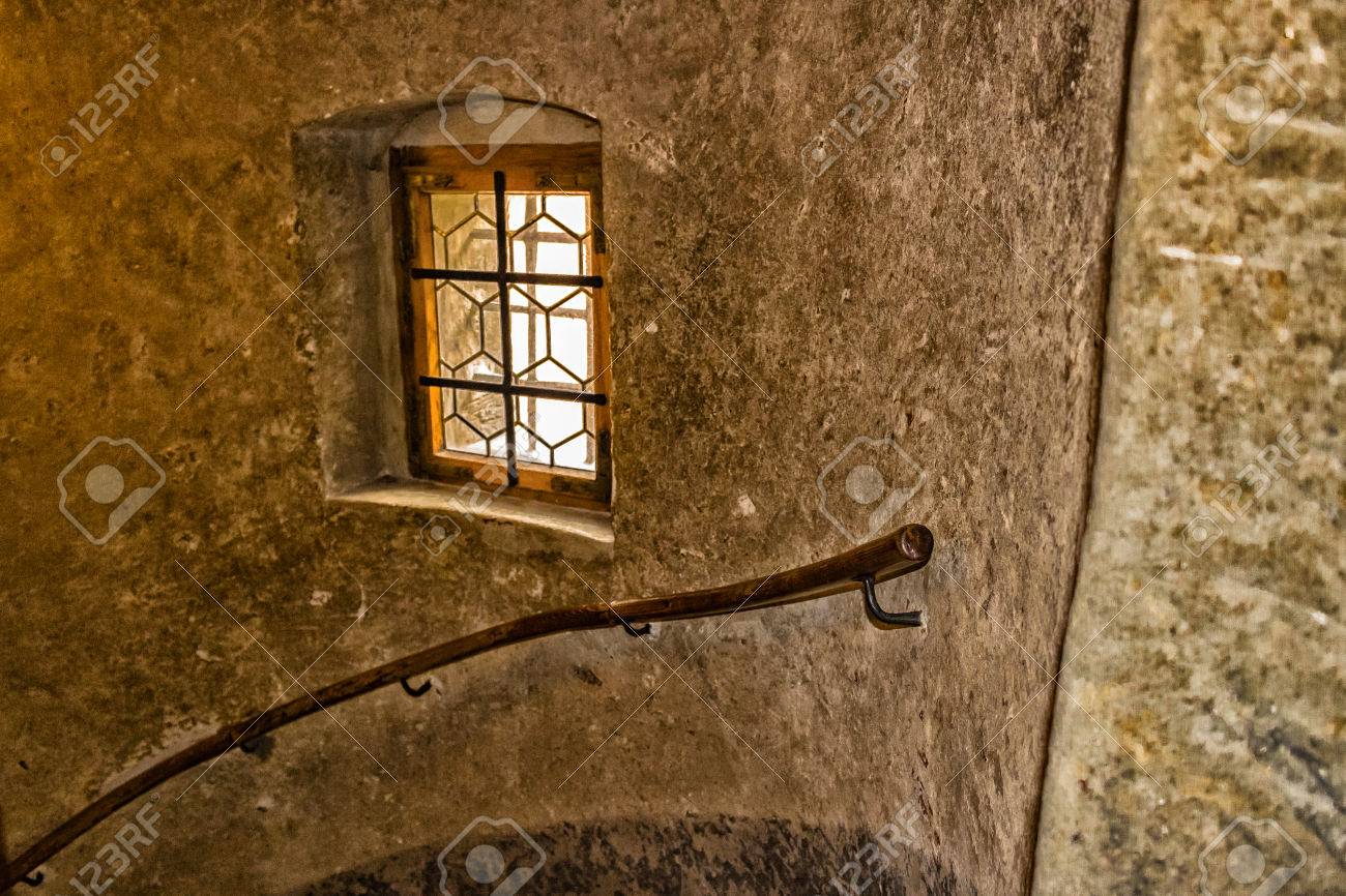 Finestra medievale con struttura in legno e sbarre di ferro a ...