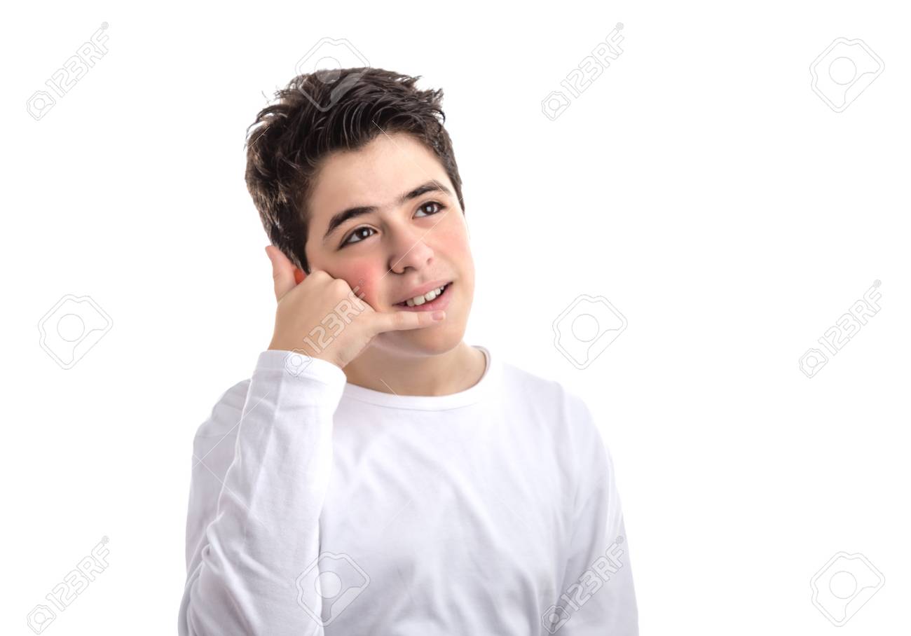 ラテン語の少年を滑らかな肌白い長袖 T シャツを着て笑顔電話を右の手でジェスチャーを掛ける の写真素材 画像素材 Image