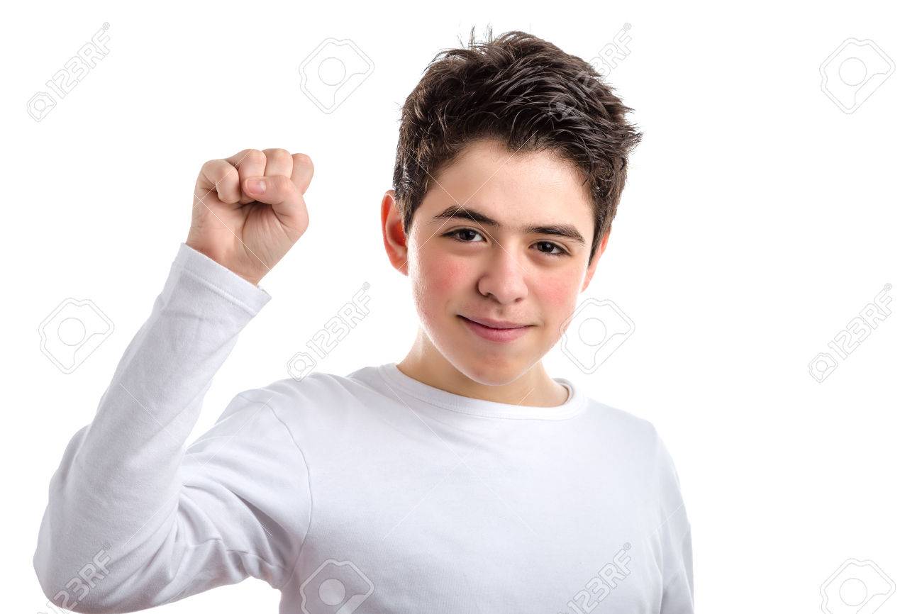 力彼の右拳を上げるジェスチャーを作る白の長袖 T シャツの笑顔でラテン語の滑らかな肌の少年 の写真素材 画像素材 Image