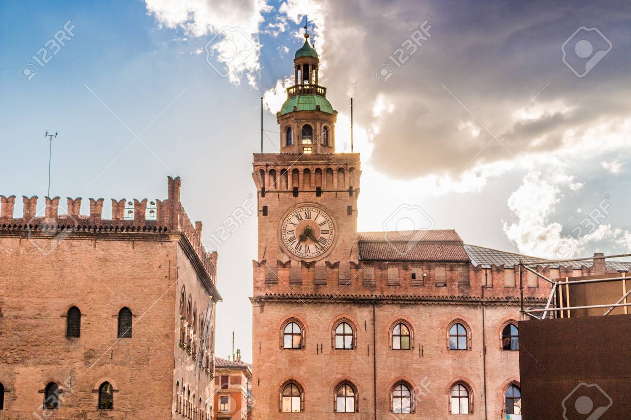 14 世紀にイタリア北部のボローニャのメイン広場を見下ろすから市庁舎の時計塔 の写真素材 画像素材 Image