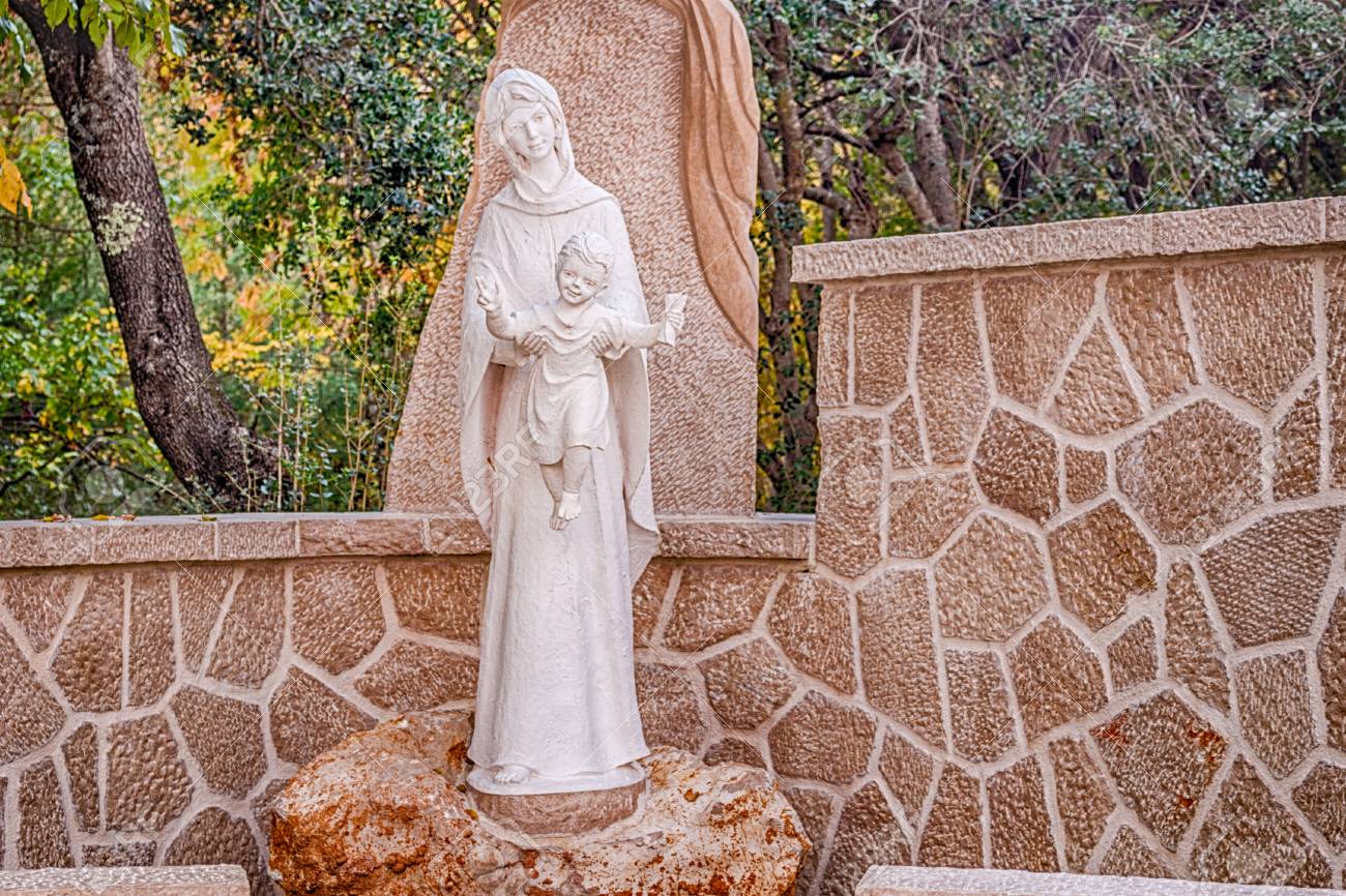 Statue De La Sainte Vierge Marie Avec Bebe Jesus Dans Un Jardin De Roches A Medjugorje Banque D Images Et Photos Libres De Droits Image