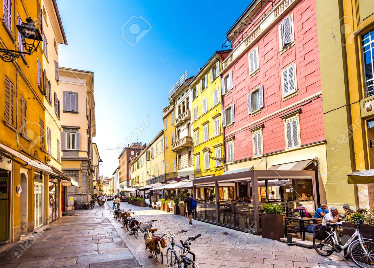 パルマ イタリア 18年8月23日 観光客は北イタリアのエミリア ロマーニャ地方のエレガントな町 パルマの魅力的な歴史的な通りを歩いて楽しんでいます の写真素材 画像素材 Image