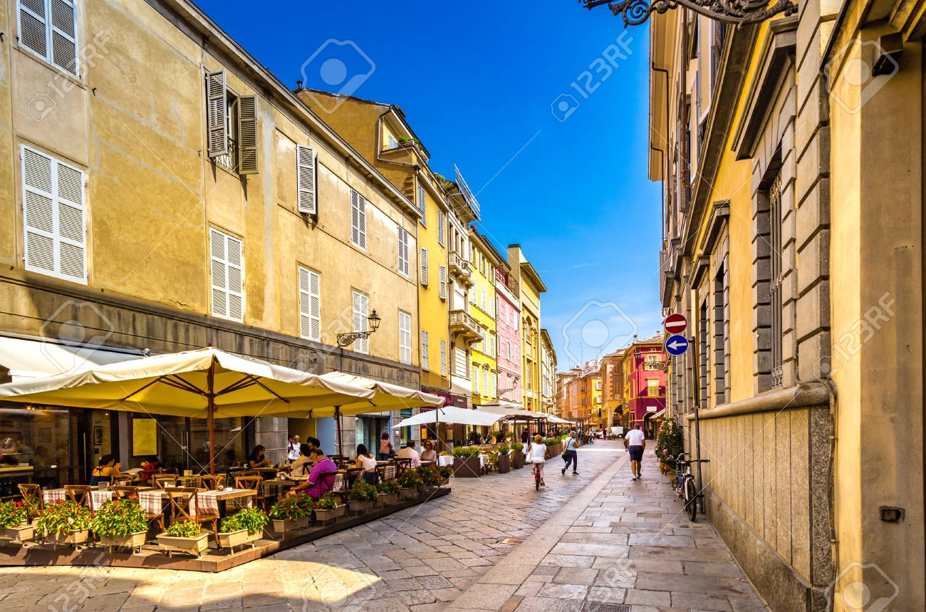 パルマ イタリア 18年8月23日 観光客は北イタリアのエミリア ロマーニャ地方のエレガントな町 パルマの魅力的な歴史的な通りを歩いて楽しんでいます の写真素材 画像素材 Image