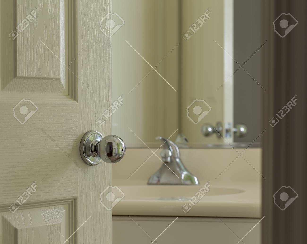 Badezimmertur Offen Lizenzfreie Fotos Bilder Und Stock Fotografie Image 40403896