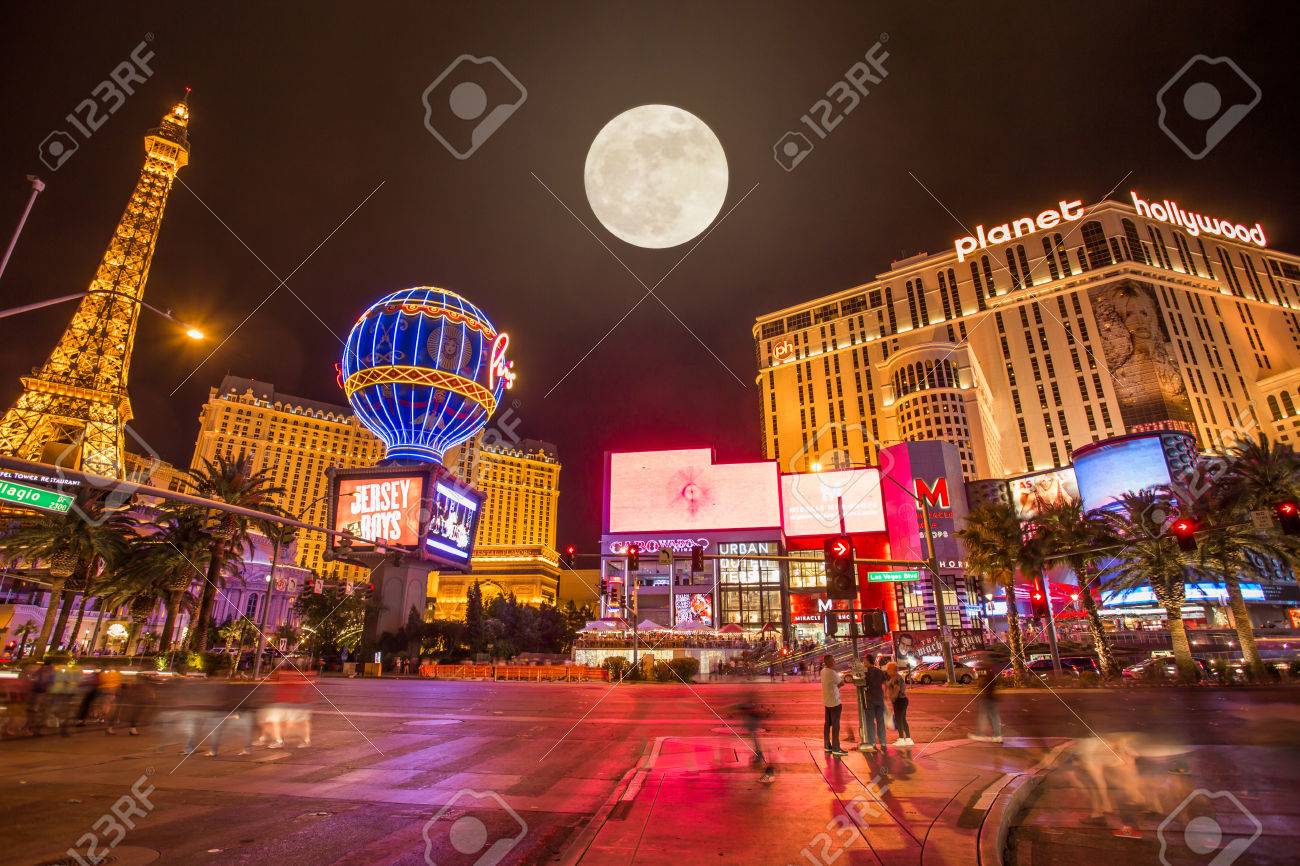 ラスベガス ストリップ上のスーパー満月 米国ネバダ州 の写真素材 画像素材 Image