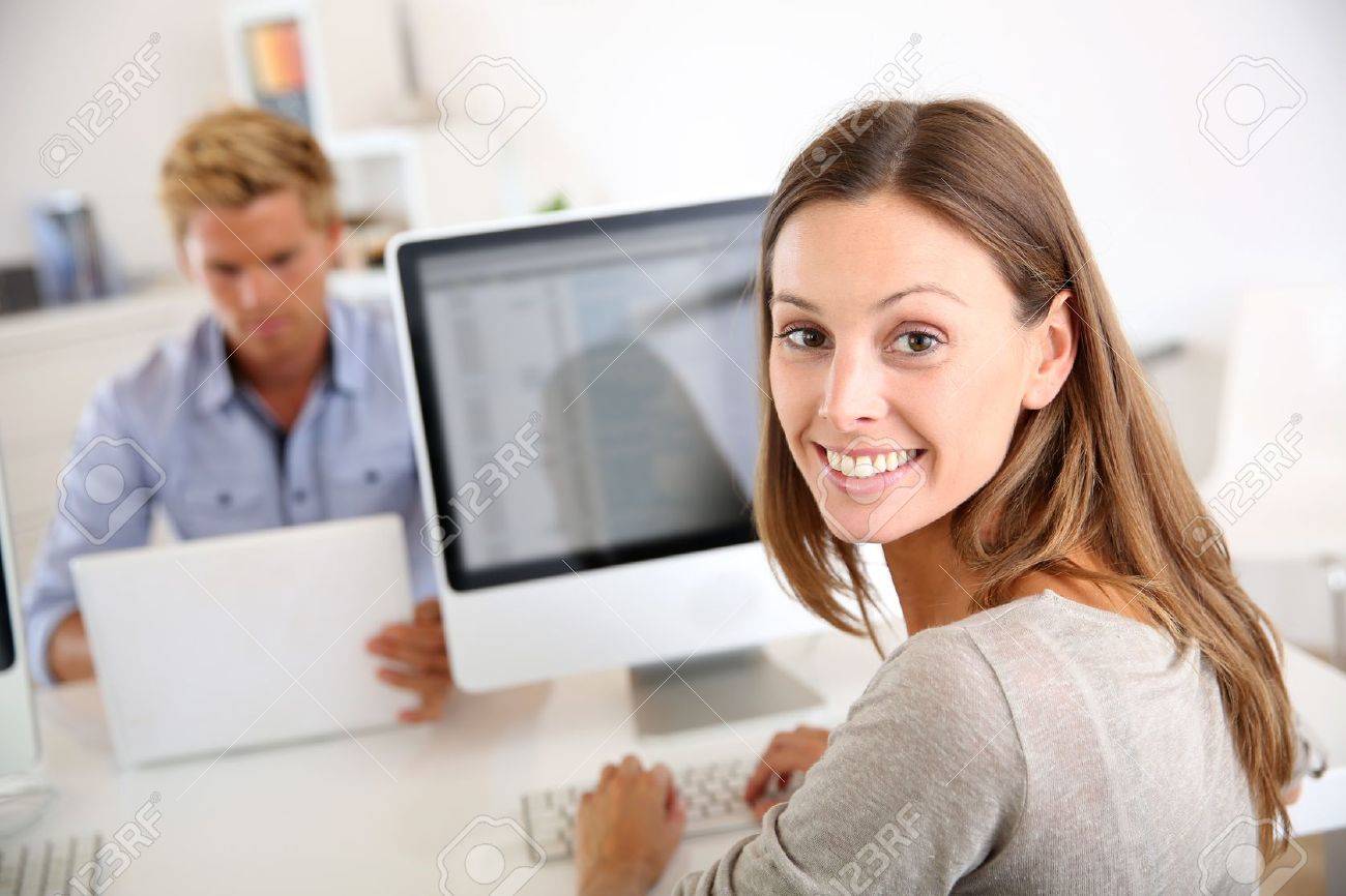 Devenir Employe De Bureau Salaire Formation