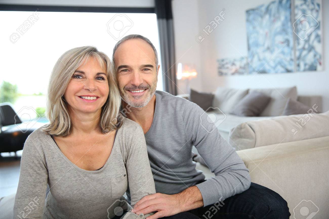 陽気な老夫婦生活を楽しんでいます の写真素材 画像素材 Image