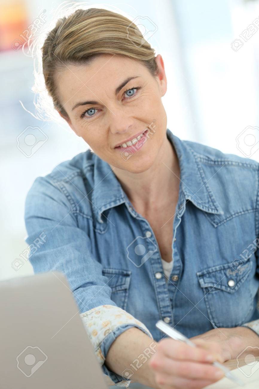 ノート パソコンで自宅で仕事女性実業家 の写真素材 画像素材 Image