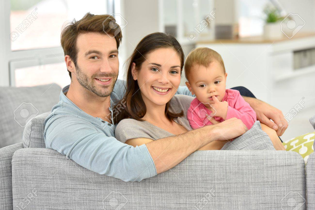 Couple Avec Bebe Fille Profitant Du Temps De La Famille A La Maison Banque D Images Et Photos Libres De Droits Image