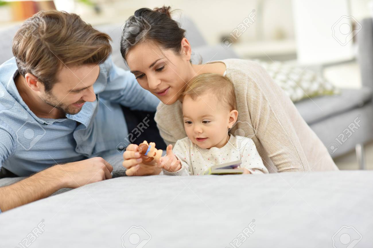 Les Parents Appreciant De Jouer Avec Bebe Banque D Images Et Photos Libres De Droits Image Les Parents Appreciant De Jouer Avec Bebe Banque D Images Et Photos Libres De Droits Image