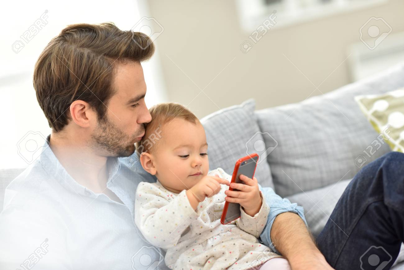 Papa Et Bebe Fille Jouant Avec Telephone Intelligent Banque D Images Et Photos Libres De Droits Image