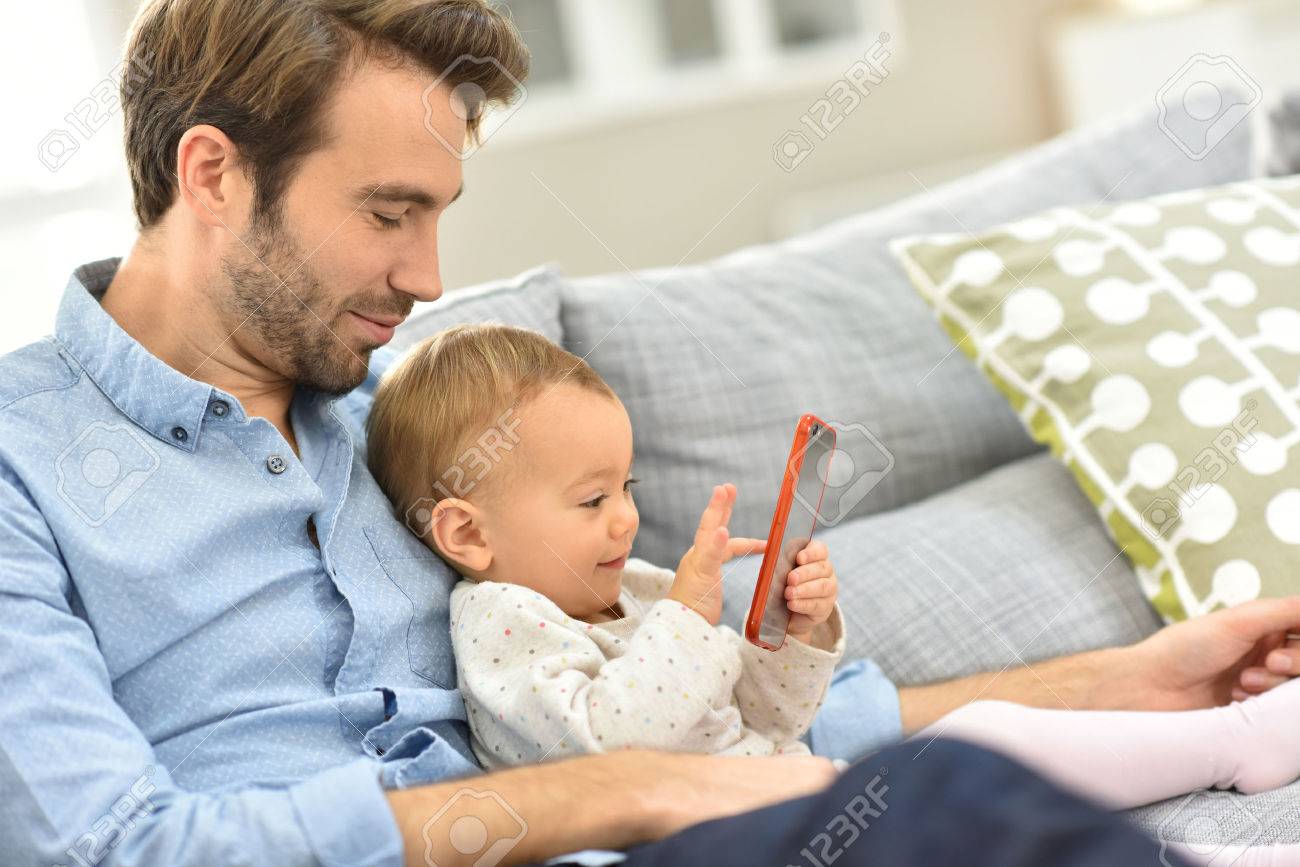 Papa Et Bebe Fille Jouant Avec Telephone Intelligent Banque D Images Et Photos Libres De Droits Image