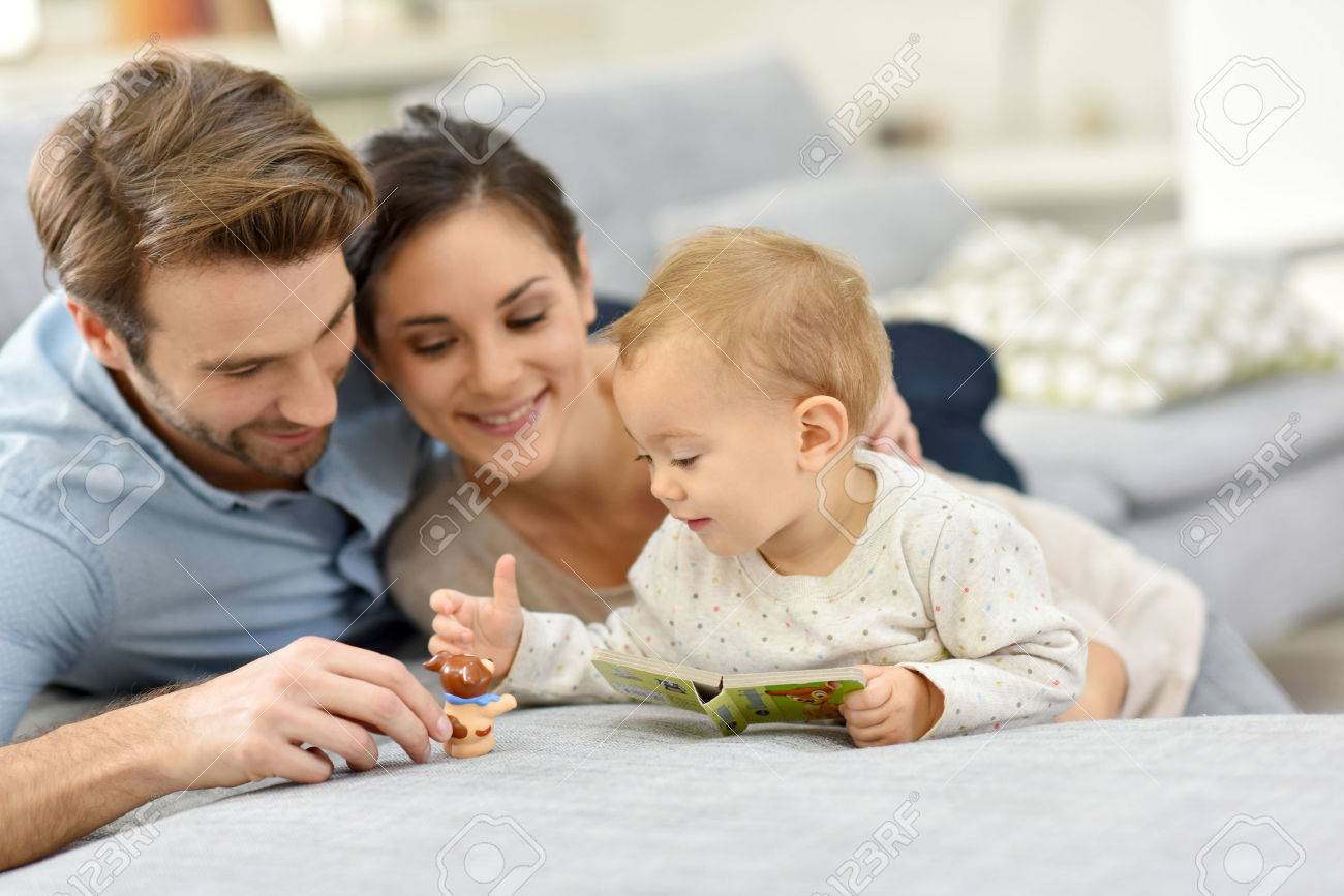 Les Parents Appreciant De Jouer Avec Bebe Banque D Images Et Photos Libres De Droits Image Les Parents Appreciant De Jouer Avec Bebe Banque D Images Et Photos Libres De Droits Image