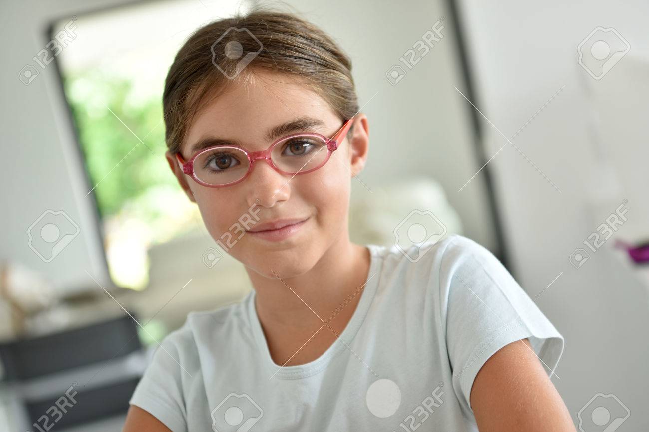 Mädchen mit Brille Mädchen mit Brille
