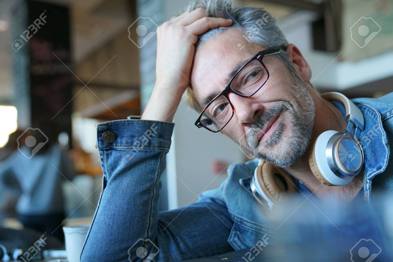 白髪と眼鏡の中年の男性の肖像画 の写真素材 画像素材 Image 白髪と眼鏡の中年の男性の肖像画 の写真素材 画像素材 Image
