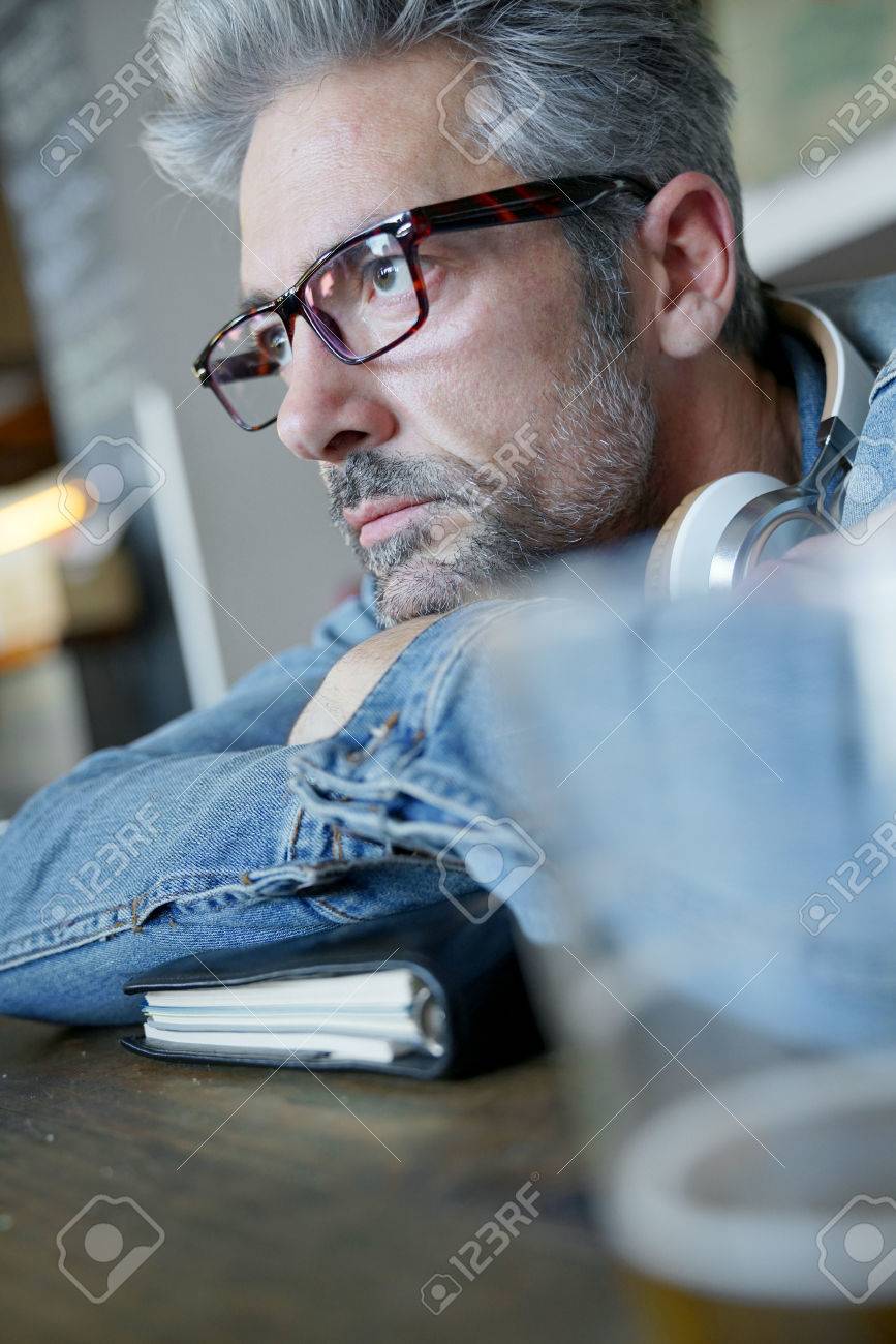 白髪と眼鏡の中年の男性の肖像画 の写真素材 画像素材 Image