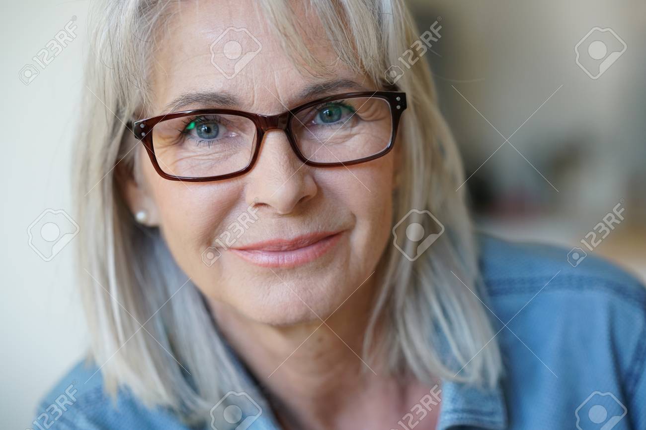 眼鏡と年配の女性の肖像画 の写真素材 画像素材 Image 眼鏡と年配の女性の肖像画 の写真素材 画像素材 Image