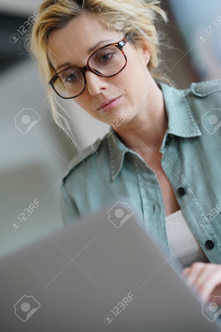 パソコンで自宅で仕事金髪女性の肖像 の写真素材 画像素材 Image