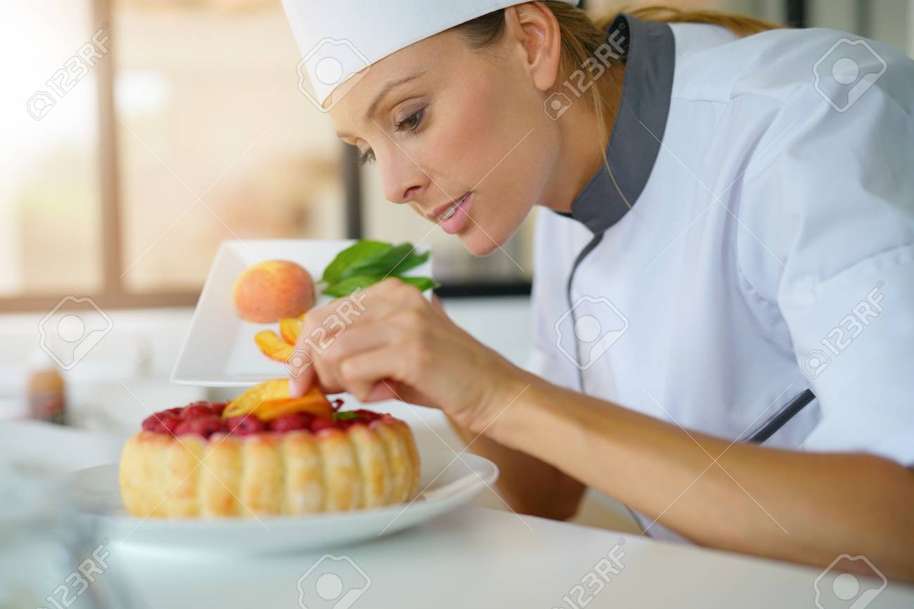 Chef Patissier Dans Professionnel Cuisine Decorer Framboise Gateau A Fruits Banque D Images Et Photos Libres De Droits Image
