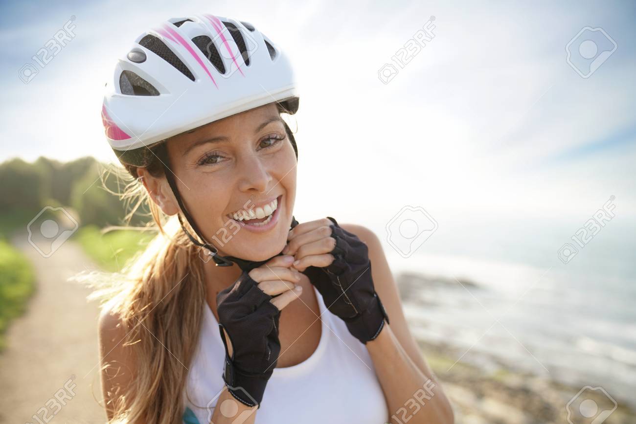 自転車で笑顔の女性の肖像画入れてヘルメットに乗ってください の写真素材 画像素材 Image