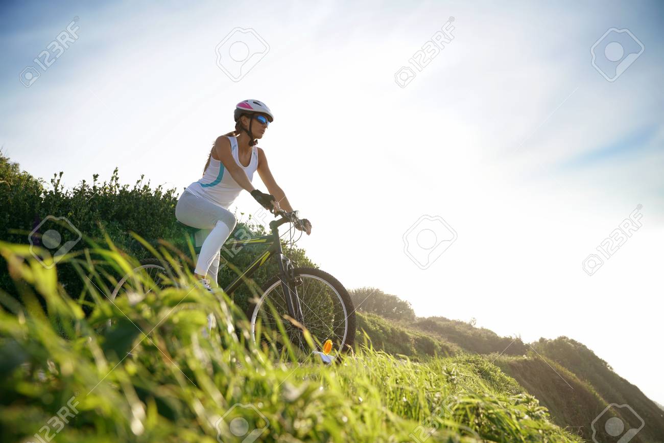 カントリートラックでバイクに乗ってスポーツの服装で女性 の写真素材 画像素材 Image カントリートラックでバイクに乗ってスポーツの服装で女性 の写真素材 画像素材 Image