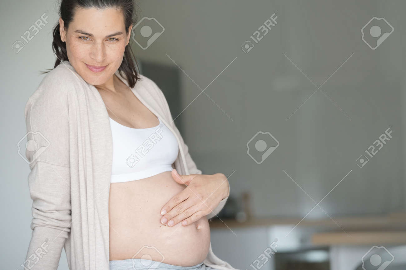 Retrato, De, Mujer Embarazada, Posición, En Casa Fotos, retratos, imágenes  y fotografía de archivo libres de derecho. Image 122164968