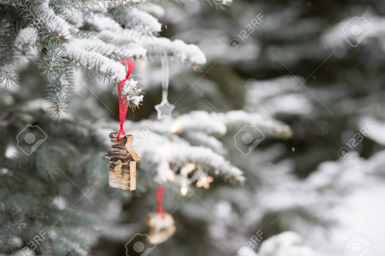 屋外の雪とクリスマス ツリーにニースの装飾 お祝い 冬 休日の概念 の写真素材 画像素材 Image 6775